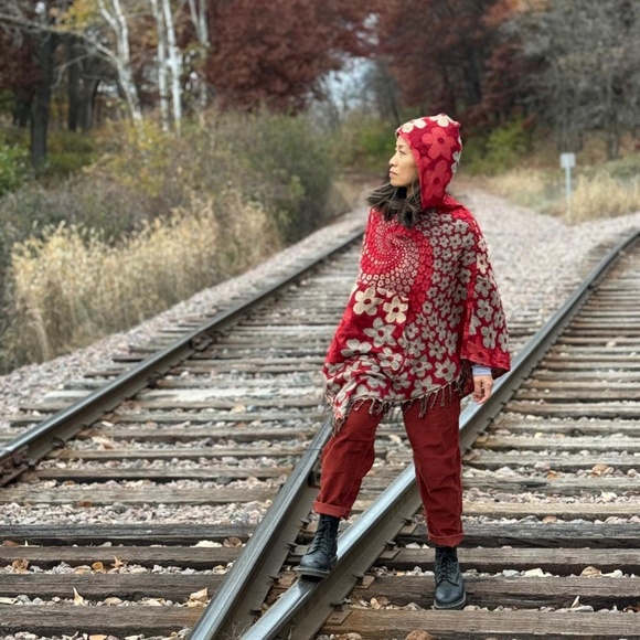 Himalayan Yak wool poncho, handmade in Nepal. Hooded and front pocket. - Picture 7 of 11